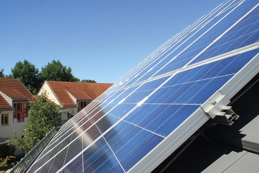 Den Sonnenstrom vom eigenen Dach ernten – mit NATURSTROM auch ohne Anfangsinvestition möglich. Photovoltaik-Anlage auf dem Dach der Waldorfschule Landsberg am Lech (Foto: © NATURSTROM)