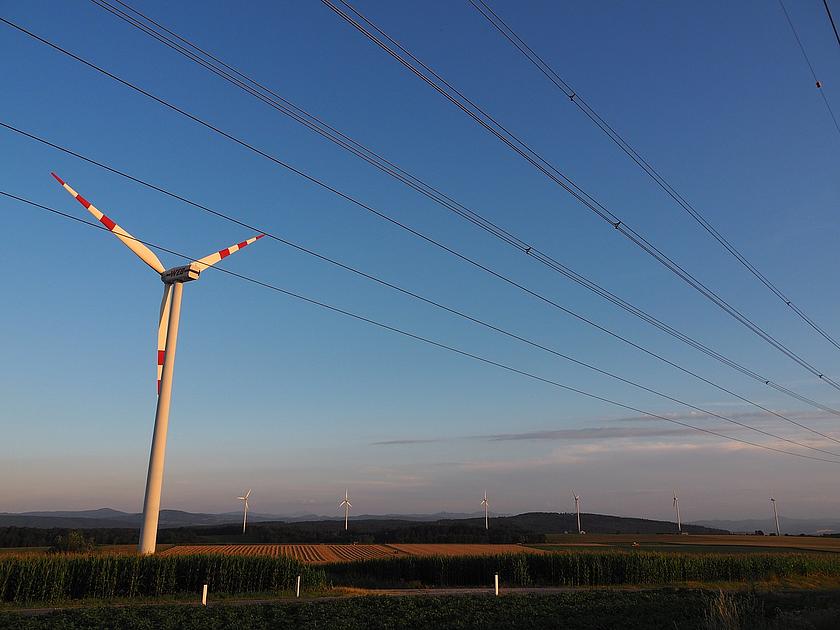 Bis 2050 könnte der weltweite Strombedarf bereits ganzjährig und zu jeder Jahresstunde aus regenerativen Energiequellen gedeckt werden. (Foto: <a href="https://pixabay.com/de/windrad-alternative-energie-2517113/" target="_blank">Ratfink1973 / pixabay.com</a>, CC0 Creative Commons)
