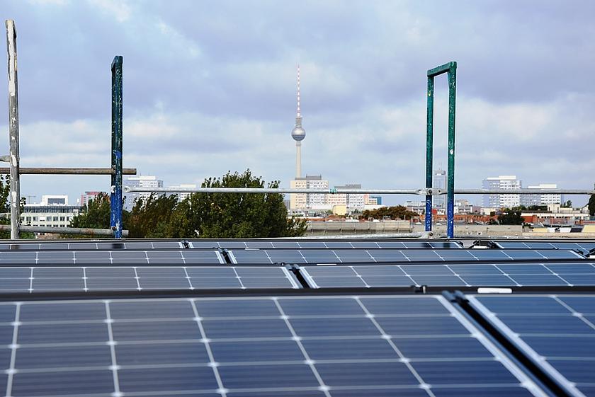 Solaranlage auf einem Berliner Hausdach mit Blick auf den Fernsehturm