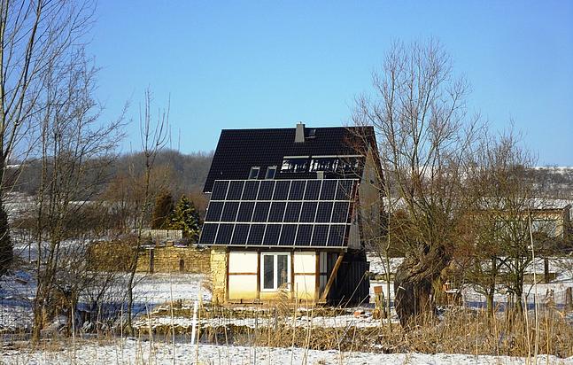 Solarstrom selbst nutzen – das wird in Zukunft immer wirtschaftlicher. Zu sehen ist ein kleines Haus mit Solardach in Schneelandschaft. (Foto: Nicole Allé)