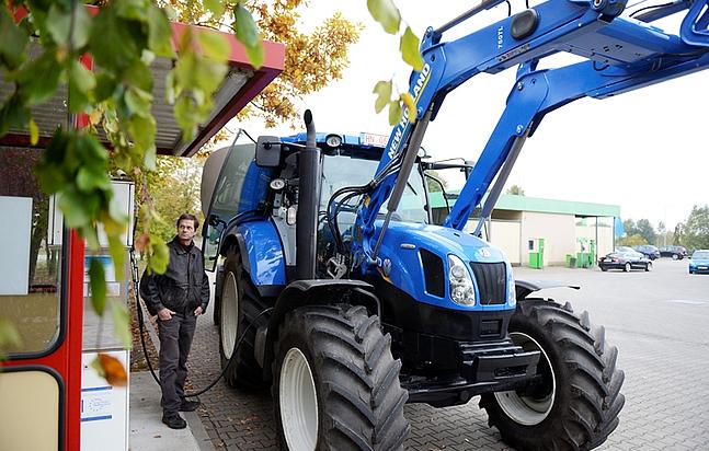 Fährt mit Biomethan: Horst Seide, Präsident des Fachverbandes Biogas im Prototyp des mit Compressed Natural Gas betriebenen Traktors des Herstellers New Holland an der Biogas-Zapfsäule auf dem Raiffeisen-Autohof in Dannenberg. (Foto: Dierk Jensen)