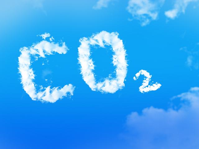 Himmel mit Wolken in Form von Buchstaben CO22