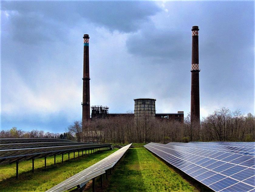 Altes Kohlekraftwerk und Solaranlage