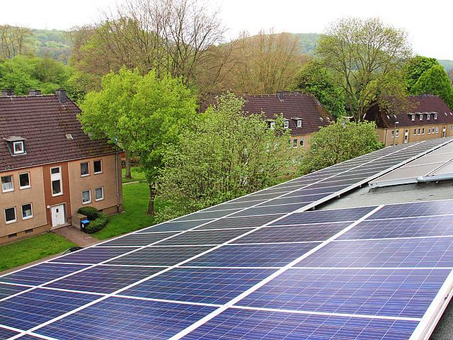 Der Öko-Energieversorger NATURSTROM AG hat auf dem Dach eines Mehrfamilienhauses in Hattingen eine Photovoltaikanlage errichtet und versorgt die Bewohner nun mit einem Mix aus hausgemachtem Solarstrom und Ökostrom aus dem Netz. Hier wohnen mehrere Gener