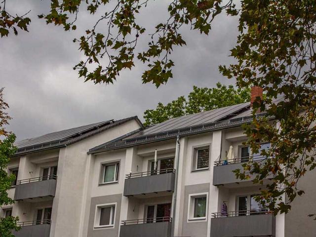 Mehrfamilienhaus mit PVT-Modulen auf dem Dach