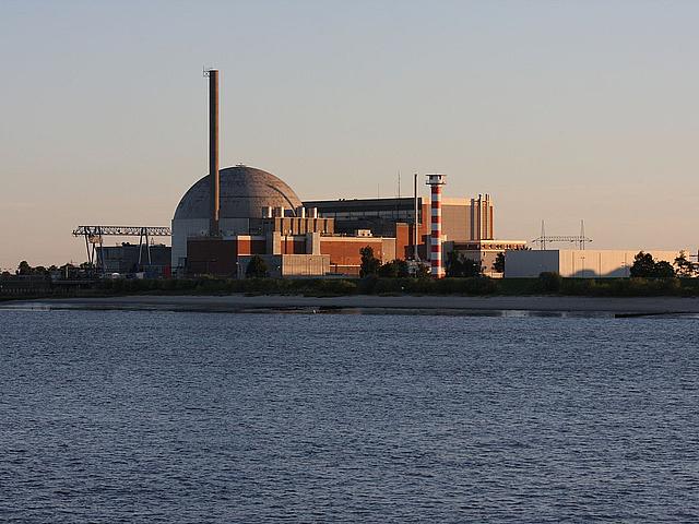 Blick auf das Kernkraftwerk Stade von der Elbe aus. (Foto: <a href="https://de.wikipedia.org/wiki/Kernkraftwerk_Stade#/media/File:AKW_Stade.JPG" target="_blank">Sorodorin / Wikipedia.org</a>, <a href="https://creativecommons.org/licenses/by-sa/3.0/deed.en