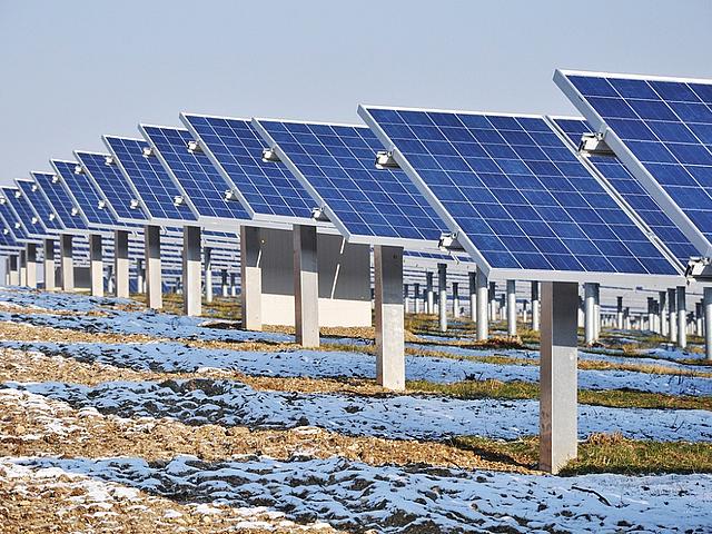 Der Solarpark in Inden im Kreis Düren gehört mit seinen über 16.000 installierten Solarmodulen zu einer der größeren Anlagen in Nordrhein-Westfalen. In den kommenden Jahren werden die Investitionskosten für Solarenergie weiter sinken. (Foto: <a href