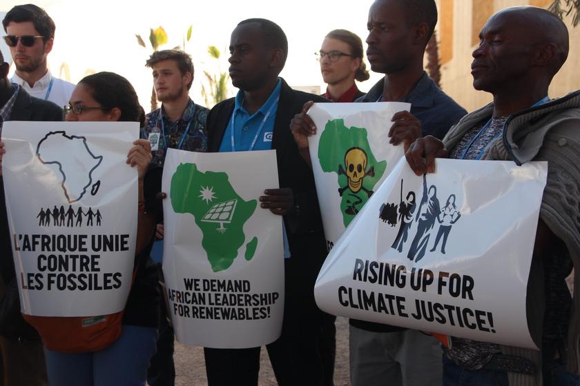 Fossil Fuels out of Africa COP22 Action: Menschen in Afrika demonstrieren gegen die Expansion fossiler Brennstoffe und für eine faire Energiewende. 