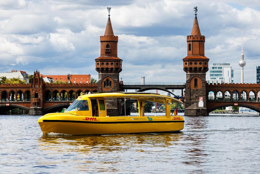 DHL-Solarschiff vor der Oberbaumbrücke in Berlin
