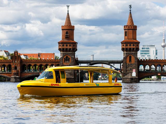 DHL-Solarschiff vor der Oberbaumbrücke in Berlin