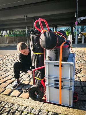 Kim Höbel verpackt Filmequipment von Pineroot