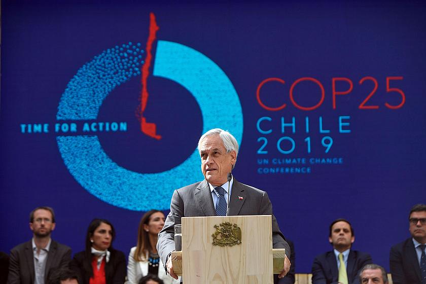 Chiles Präsident Sebastián Piñera musste die Klimakonferenz wegen Unruhen in seinem Land nur wenige Wochen vorher absagen. Obwohl die COP25 nun in Madrid stattfindet, ist Chile offizieller Gastgeber.