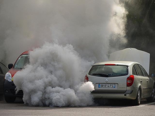 In vielen deutschen Städten leiden die Einwohner unter viel zu hohen Stickoxidwerten. Zur Verbesserung der Luftqualität unterstützt die Mehrheit der Bevölkerung ein Fahrverbot für Dieselfahrzeuge mit zu hohen Emissionswerten. (Foto: <a href="https://