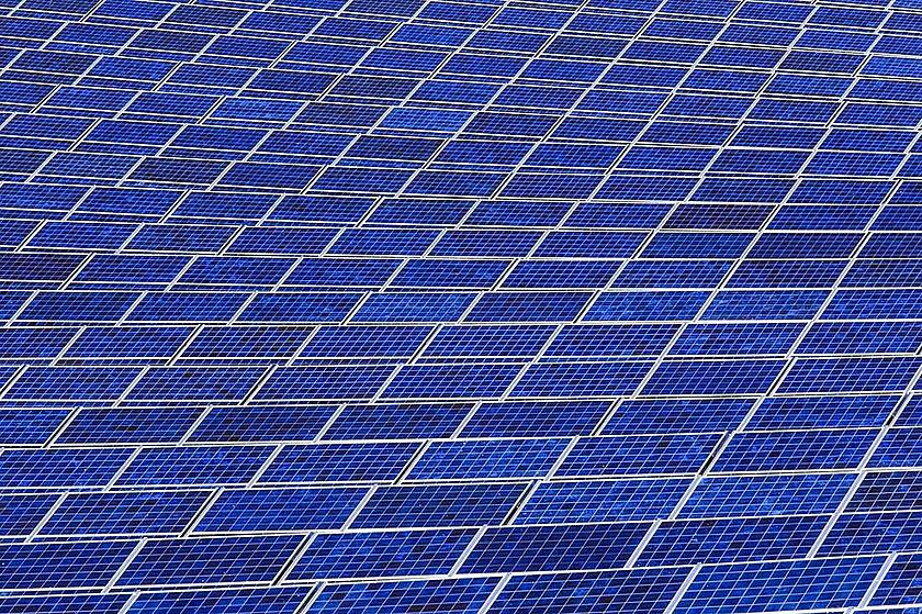 Die Stromerzeugung aus Photovoltaik scheint sich immer mehr zum Wachstumsmotor der weltweiten Energiewende zu entwickeln. (Foto: <a href="https://pixabay.com/de/solar-panel-array-macht-sonne-strom-1916121/" target="_blank">skeeze / pixabay.com</a>, CC0 Creative Commons)