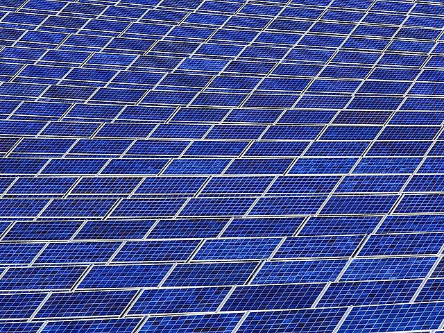 Die Stromerzeugung aus Photovoltaik scheint sich immer mehr zum Wachstumsmotor der weltweiten Energiewende zu entwickeln. (Foto: <a href="https://pixabay.com/de/solar-panel-array-macht-sonne-strom-1916121/" target="_blank">skeeze / pixabay.com</a>, CC0 Creative Commons)