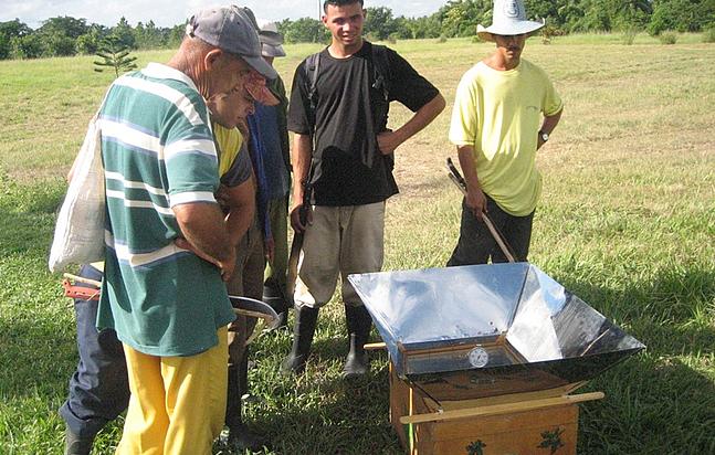 Kuba: Experiment mit einem Solarkocher(Foto: Dr. Edgar Göll)