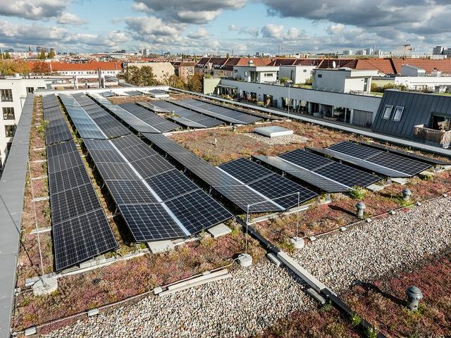 Photovoltaik-Module auf einem Flachdach in Berlin -MIeterstrom