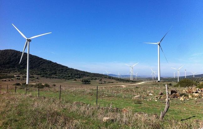 Windenergieanlagen auf Hügeln in Spanien