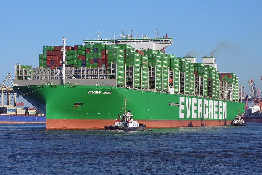 grün lackiertes Containerschiff in einem Hafen