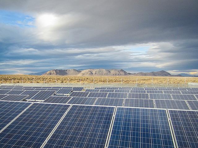 Verglichen mit dem Rekordjahr 2015 haben die Investitionen in Erneuerbare Energien im ersten Halbjahr 2016 deutlich abgenommen. Begründet wird der Rückgang unter anderem durch die fallende Preise für Solaranlagen. (Foto: © BlackRockSolar, flickr.com/p