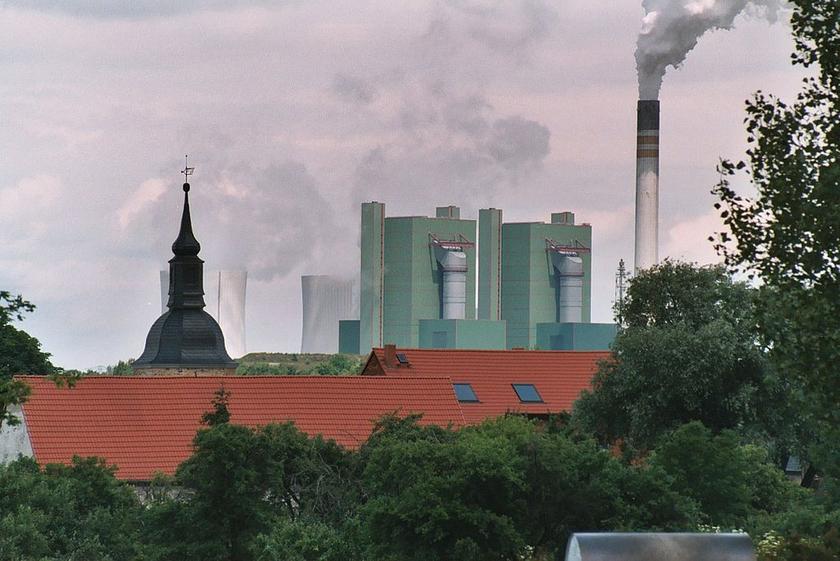Chemiewerk Buna bei Schkopau, im Hintergrund Kraftwerk, im Vordergrund Wohnhäuser und Kirche