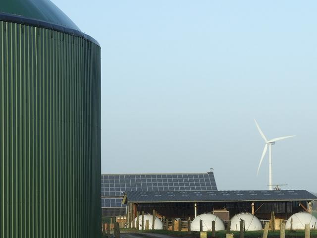 Blick auf Windräder, Photovoltaikanlage und Biogasanlage