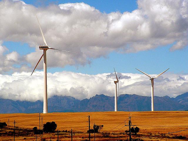 Windkraftanlagen könnten maßgeblich dazu beitragen, Millionen Menschen in Afrika mit umweltfreundlichem Strom zu versorgen. (Foto: <a href="https://flic.kr/p/6JjAL" target="_blank">Lollie-Pop / flickr.com</a>, <a href="https://creativecommons.org/licens