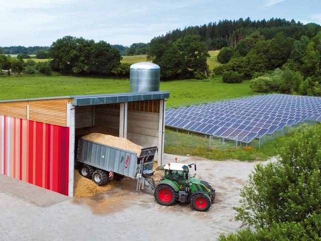 Biomasse-Heizhaus in der oberfränkischen Gemeinde Moosach, daneben eine Photovoltaikanlage