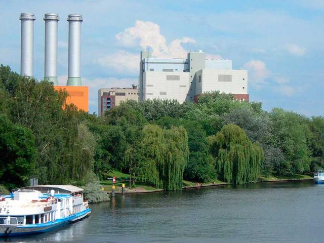 Kraftwerk in Berlin-Charlottenburg, im Vordergrund die Spree