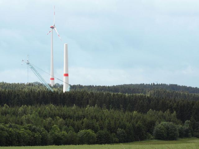 Windkraftanlage im Wald in der Bauphase