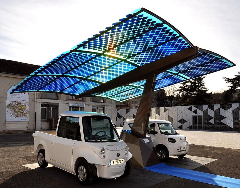 Das Photovoltaik-Sonnenschutzdach SUDI ist eine autonome und mobile Energieladestation für Elektrofahrzeuge