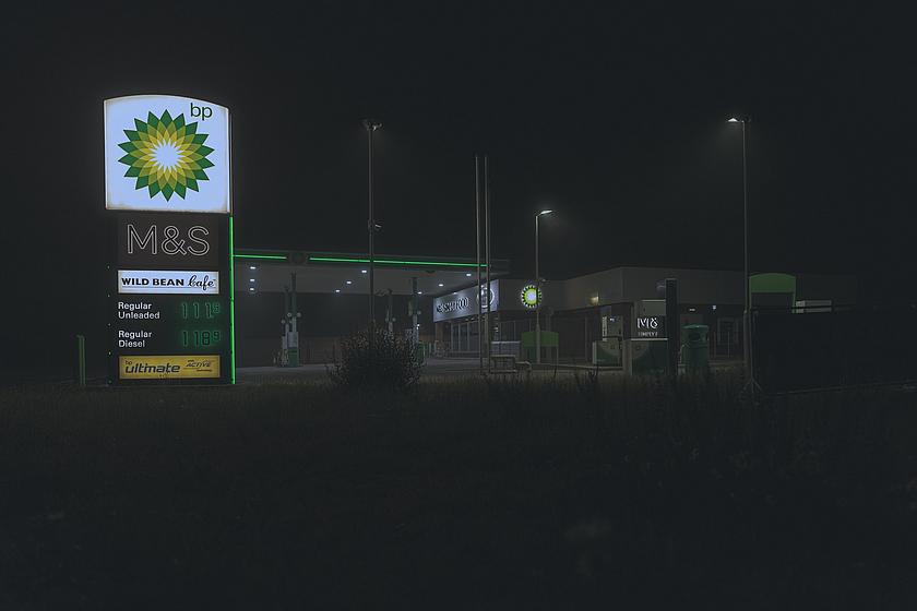 BP-Tankstelle in der Dämmerung