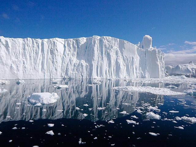 Allein das Abschmelzen des grönländischen Eises würde zu einer Erhöhung der Meeresspiegel von 7 Meter führen.(Foto: <a href="https://flic.kr/p/oQDMWE" target="_blank">Greenland Travel/flickr.com</a>, <a href="https://creativecommons.org/licenses/by-s