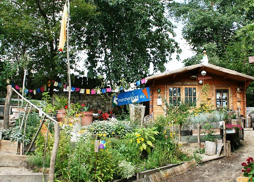 Nachhaltig, ökologisch und gemeinschaftlich in der Stadt: Gemeinsames Gärtnern ist im Mörchenpark auf dem Holzmarktgelände mitten in Berlin für Kinder und Erwachsene möglich – die frischen Produkte werden nebenan zu leckeren Bio-Gerichten verarbei