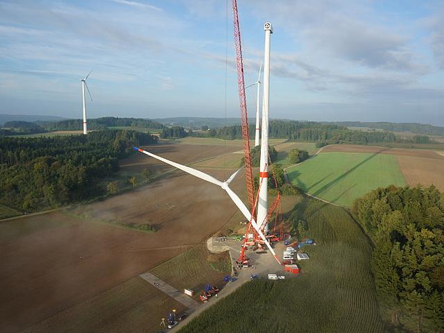 Windkraftanlage im Bau. (Bild: © Naturstrom AG)