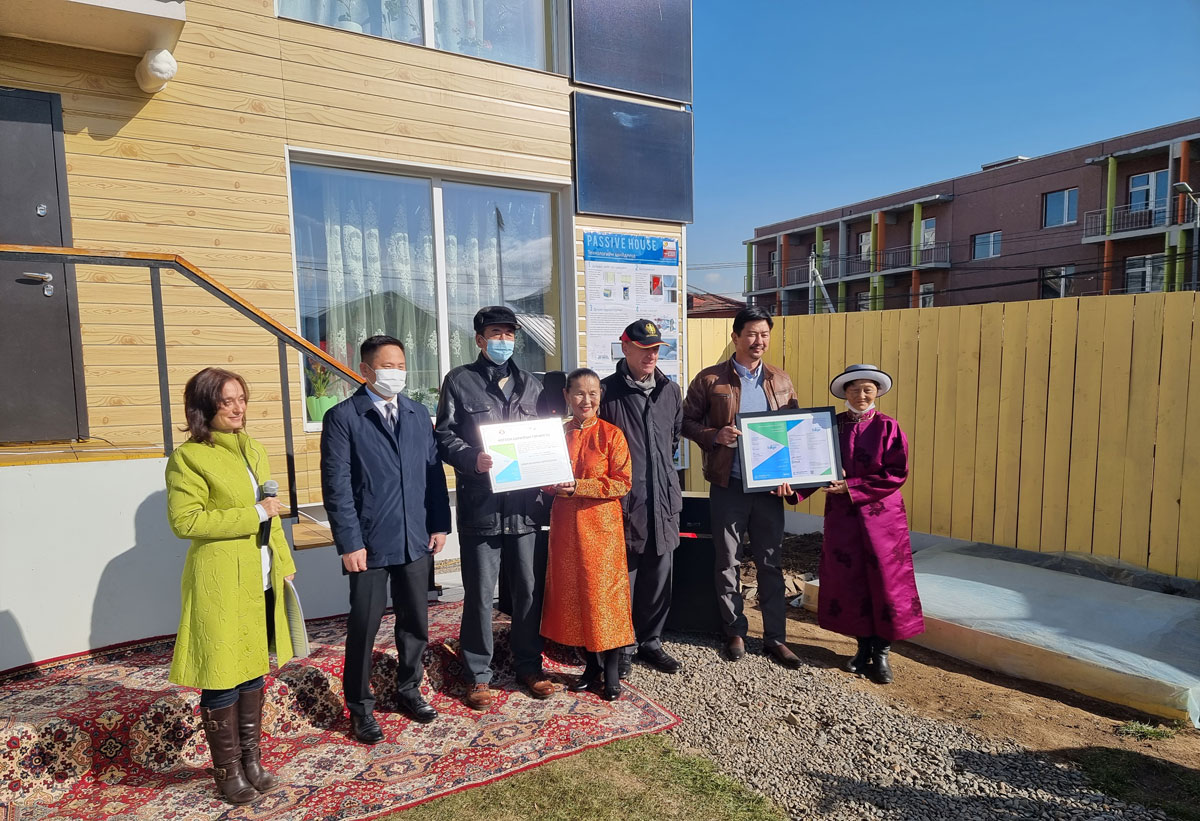 Personengruppe vor dem energieeffizienten Wohnhaus in Ulaanbataar