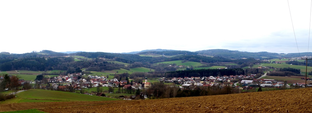 Blick auf ein Dorf im Tal
