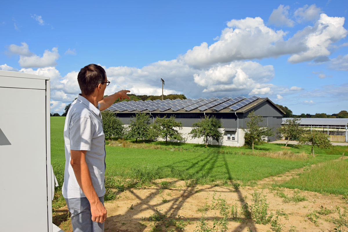 Kay Thomsen zeigt eine seiner Solaranlagen auf seinem Hof. 