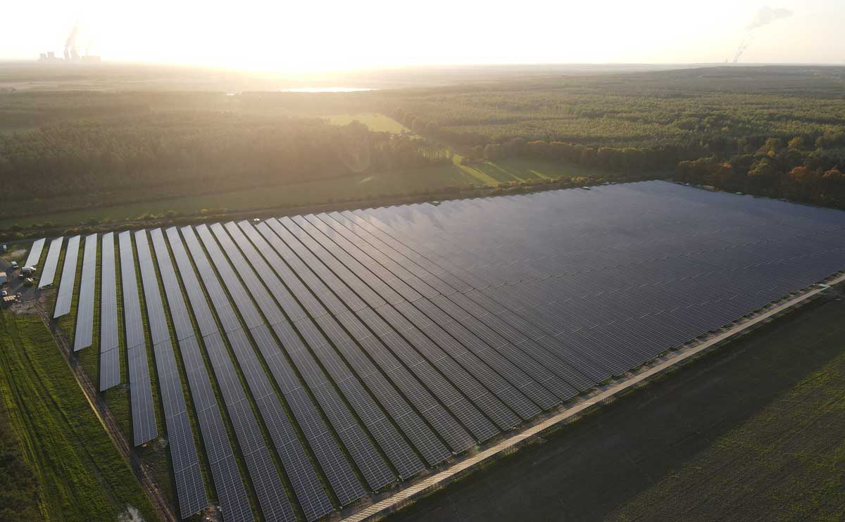 Luftbild eines Solarparks