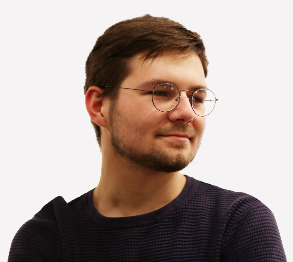 Profilbild von Maximilian Reimers. Ein Mann mit schwarzen Pullover und runder Brille.
