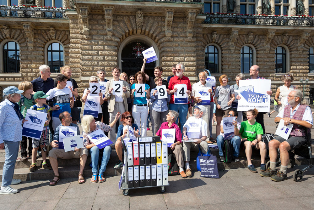 Mitglieder der Volksinitiative „Tschüss Kohle“ bei der Übergabe von Unterschriften Anfang Juni 2018 vor dem Hamburger Rathaus
