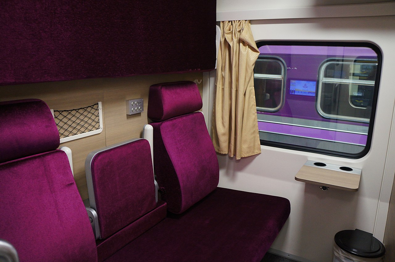 Umklappbare Sitze und Oberbett in einem Zugabteil