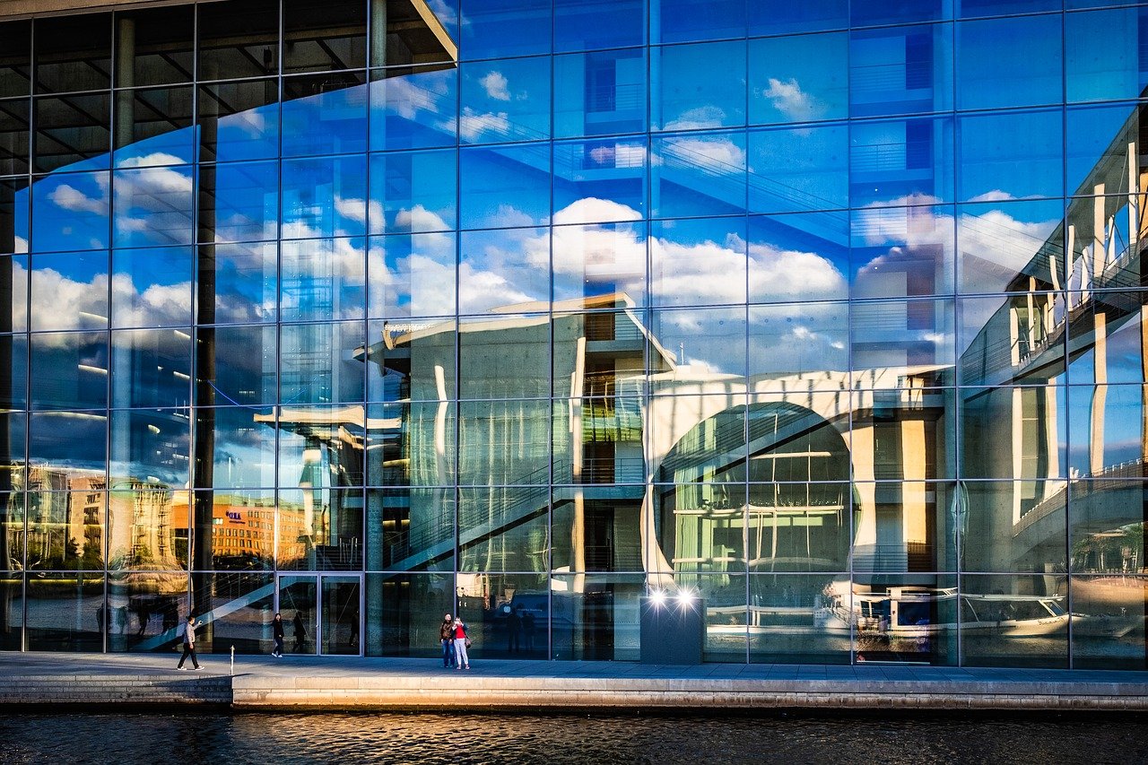 In der Glassfassade eines Gebäudes, spiegelt sich ein anderes Gebäude