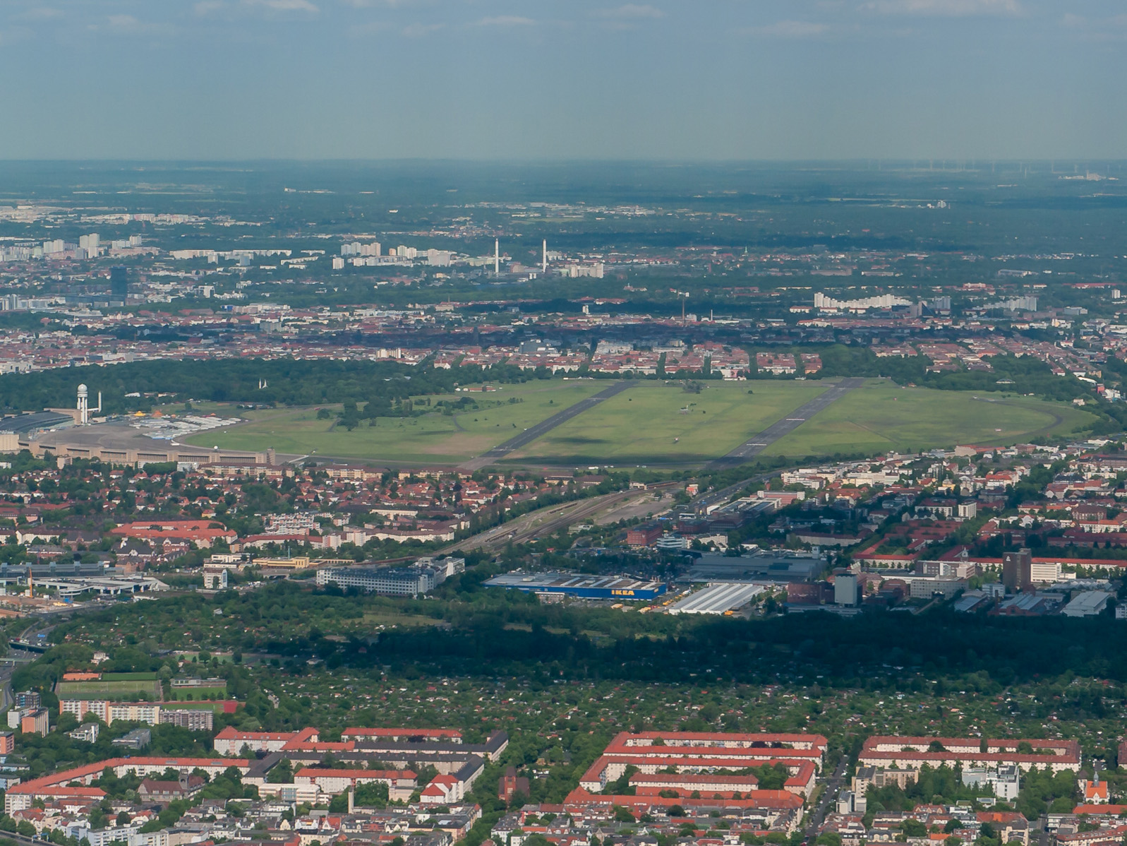 Luftaufnahme einer Stadt mit einem riesigen Feld in der Mitte