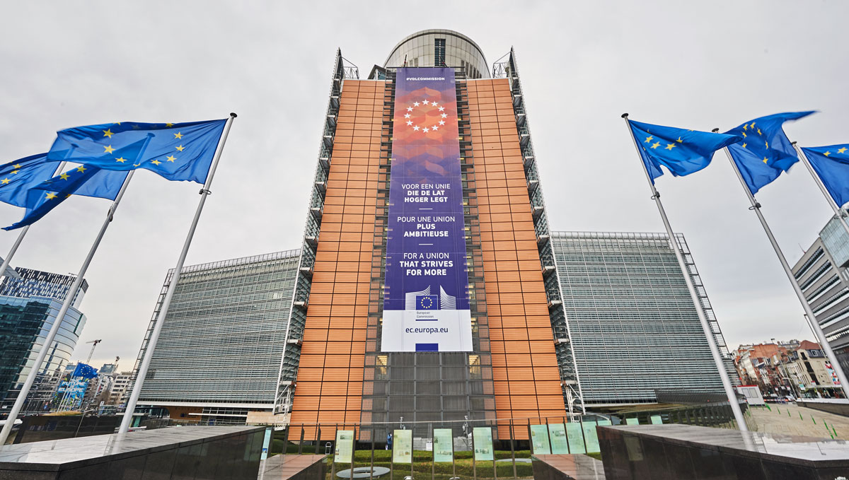 „Für eine Union, die nach mehr strebt“ steht auf dem Banner zur Begrüßung der neuen EU-Kommission in ihrem Amtssitz, dem Berlaymont-Gebäude in Brüssel. 