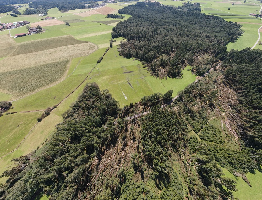Luftaufnahme des geplanten Bohrfelds bei Halfing, mit Bäumen und Feldern.