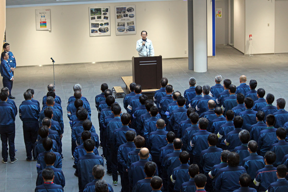 Arbeiter im Atomkraftwerk während einer Ansprache des Gouverneurs der Präfektur Fukushima Ende 2018. 