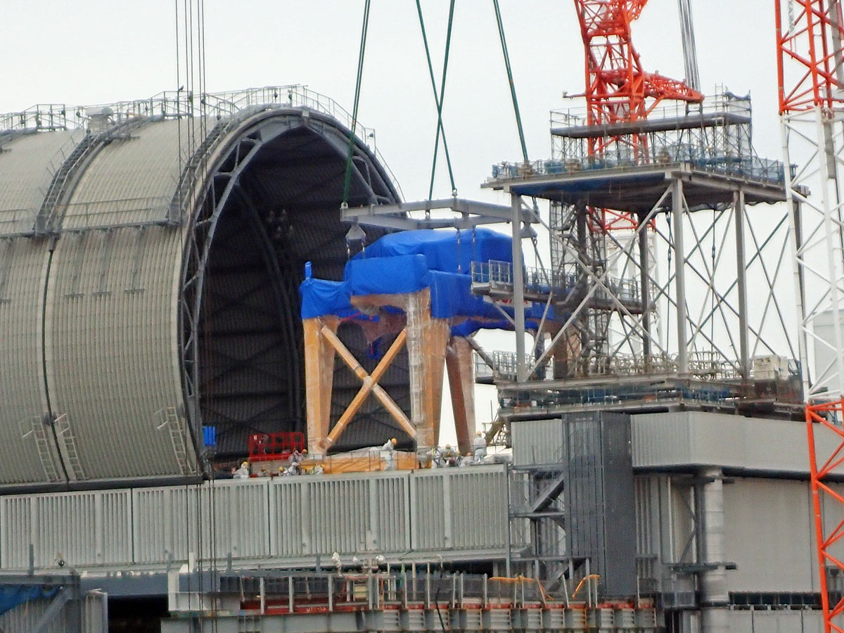 Im November 2017 begannen Arbeiter, den Kran zur Bergung von Brennelementen aus dem Abklingbecken in Reaktor 3 von Fukushima zu installieren.